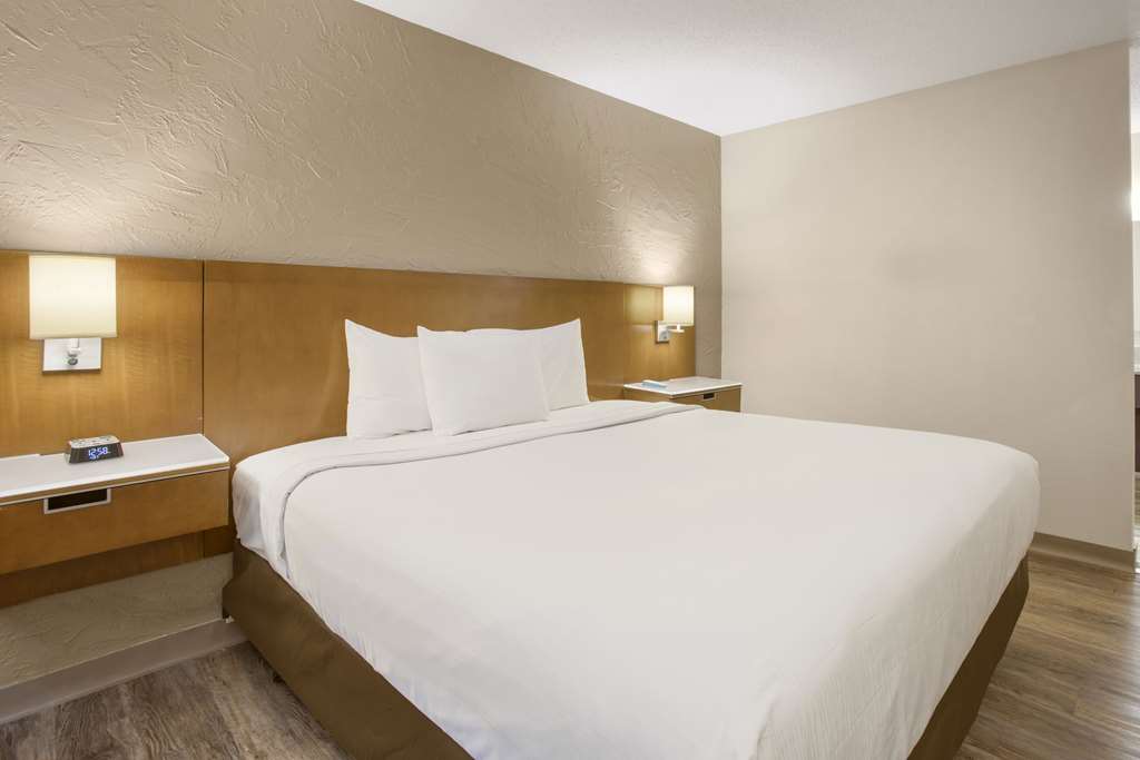 Rodeway Inn & Suites Grand Rapids Southeast - photo 9