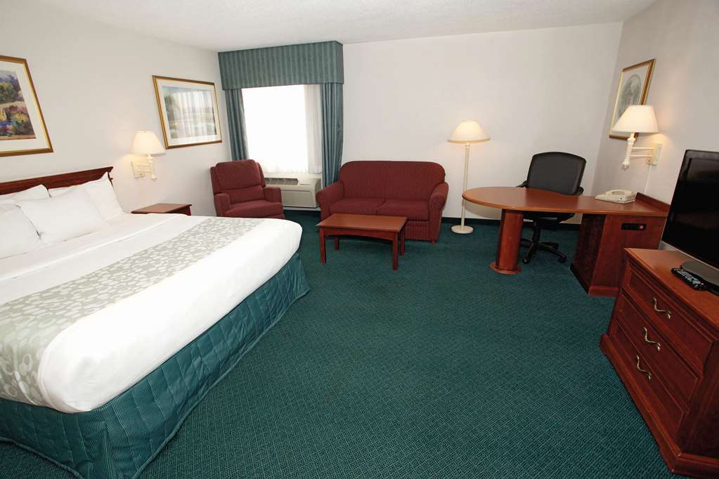 La Quinta Inn & Suites by Wyndham Chicago Gurnee - photo 19