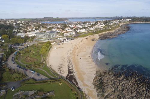 Oceans Eleven Sea view Secure parking Footsteps from beach in Falmouth, United Kingdom