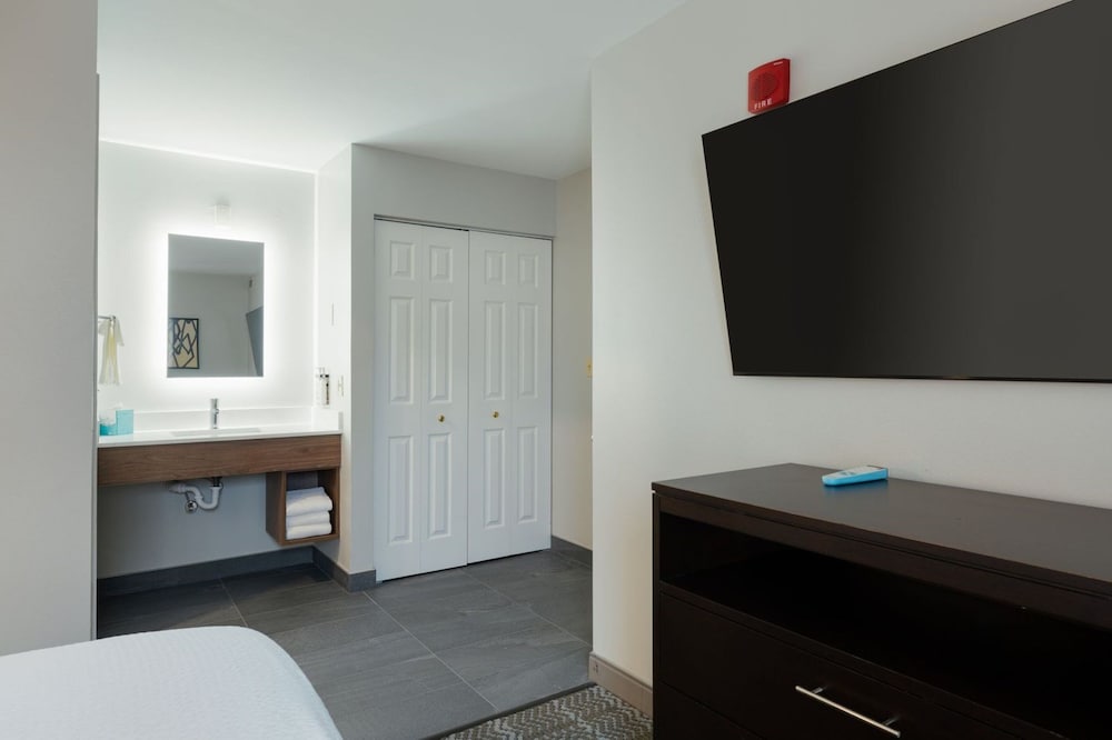 Staybridge Suites Madison East by IHG - photo 12