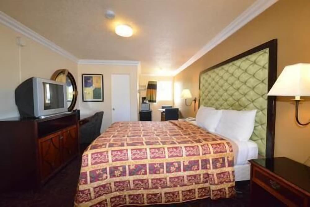 Lamplighter Motel - photo 16