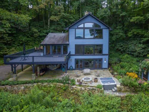 Blue Ridge Bliss Gorgeous home with hot tub & stunning views — 4-Star Luxury Hotel in Weaverville, United States