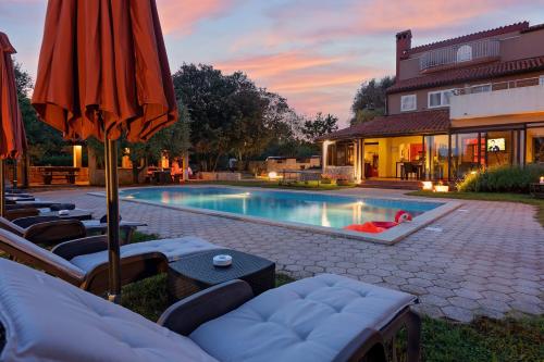 Guesthouse ''Barboska'' big outdoor swimming pool & private tennis court — 4-Star Luxury Hotel in Vodnjan, Croatia