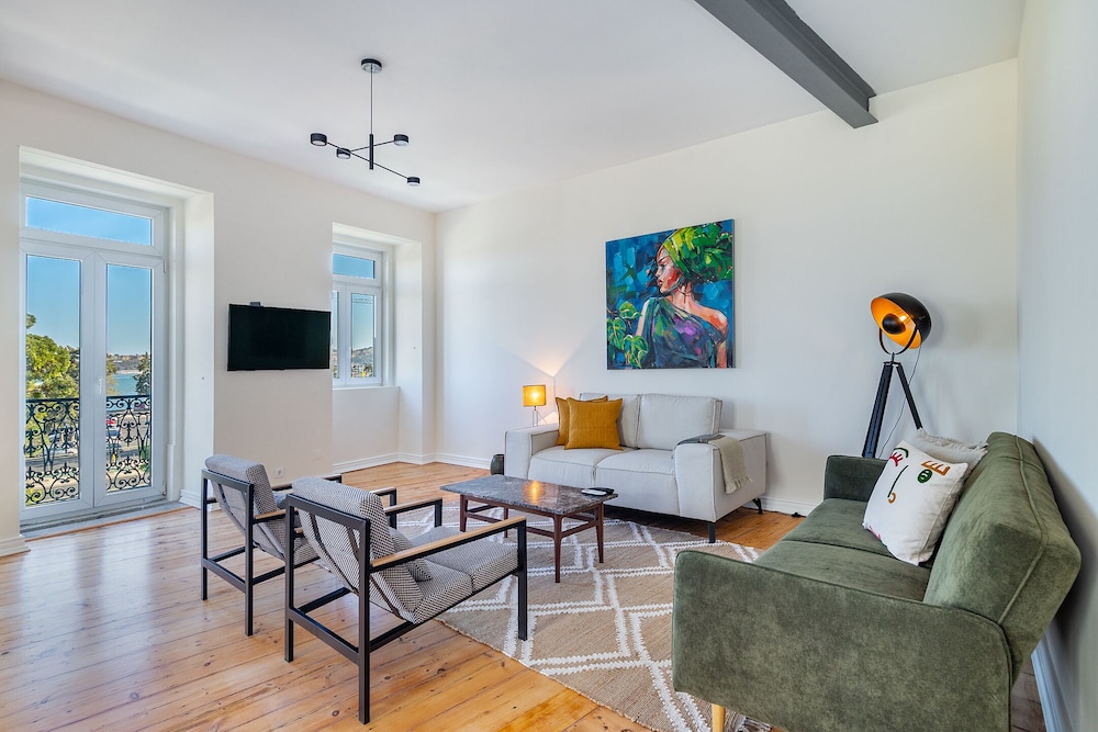 Whome Brand New Luxury 4 Bed with Riverside Views & AC