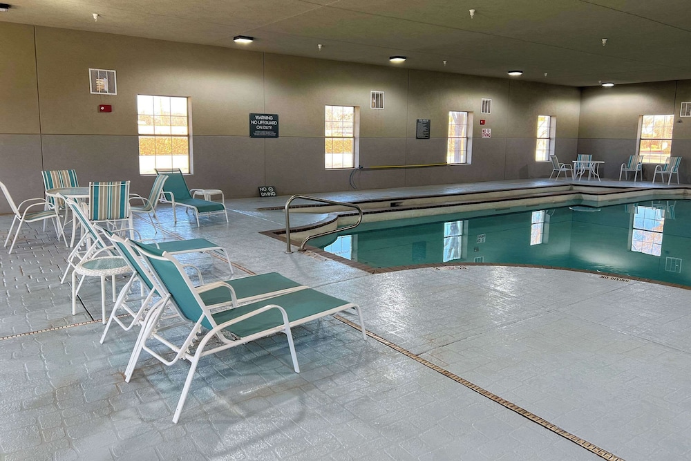 Comfort Inn & Suites - photo 12