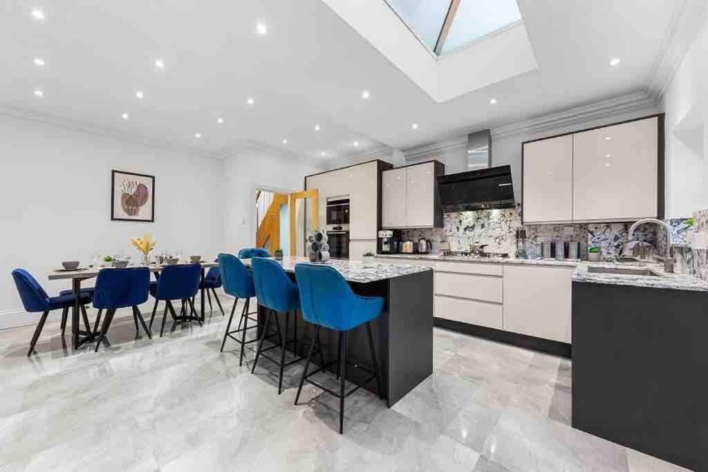 Sleeps 10 Cinema Tv 2 Baths 10 Mins To Stratford — Ilford