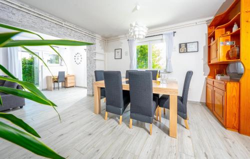 2 Bedroom Cozy Home In Duga Resa — 4-Star Luxury Hotel in Duga Resa, Croatia