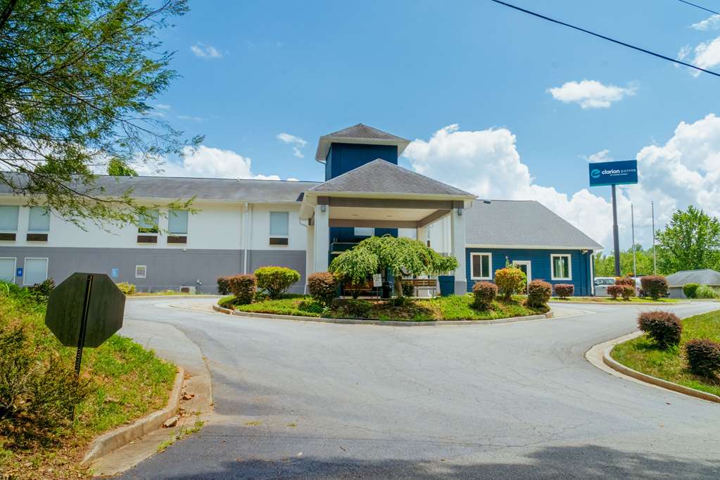 Clarion Pointe Dillard near Blue Ridge Mountains in Athens, United States