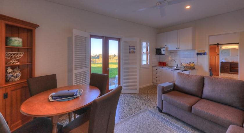 Bridle Guesthouse — 4-Star Luxury Hotel in Maleny, Australia