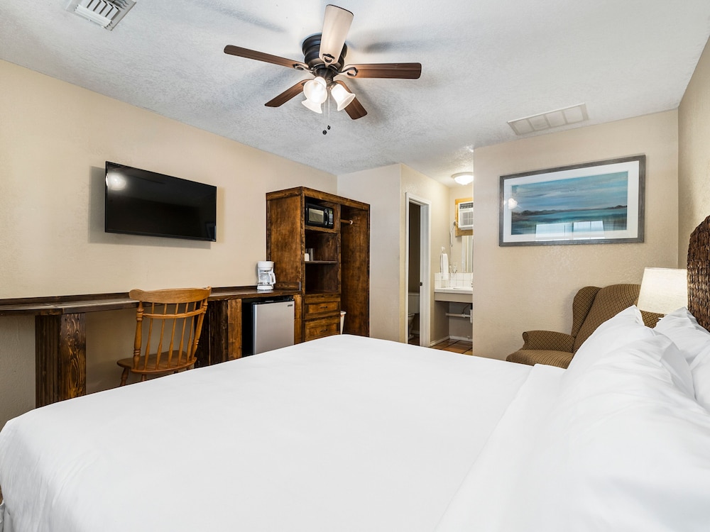 The Claire Hotel - photo 10