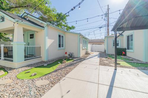Reno Dream Cottage: Delightful 2 Bedroom Sanctuary