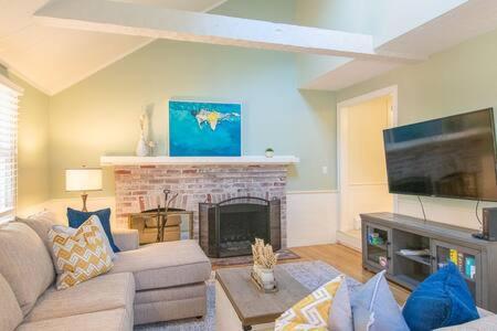 Spacious Stone Fire Pit Game Room A C in Barnstable, United States