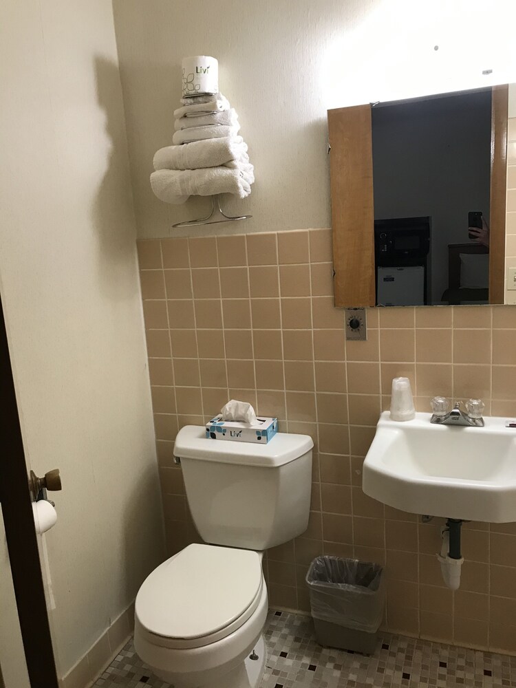 Colonial Inn Dyersville - photo 33