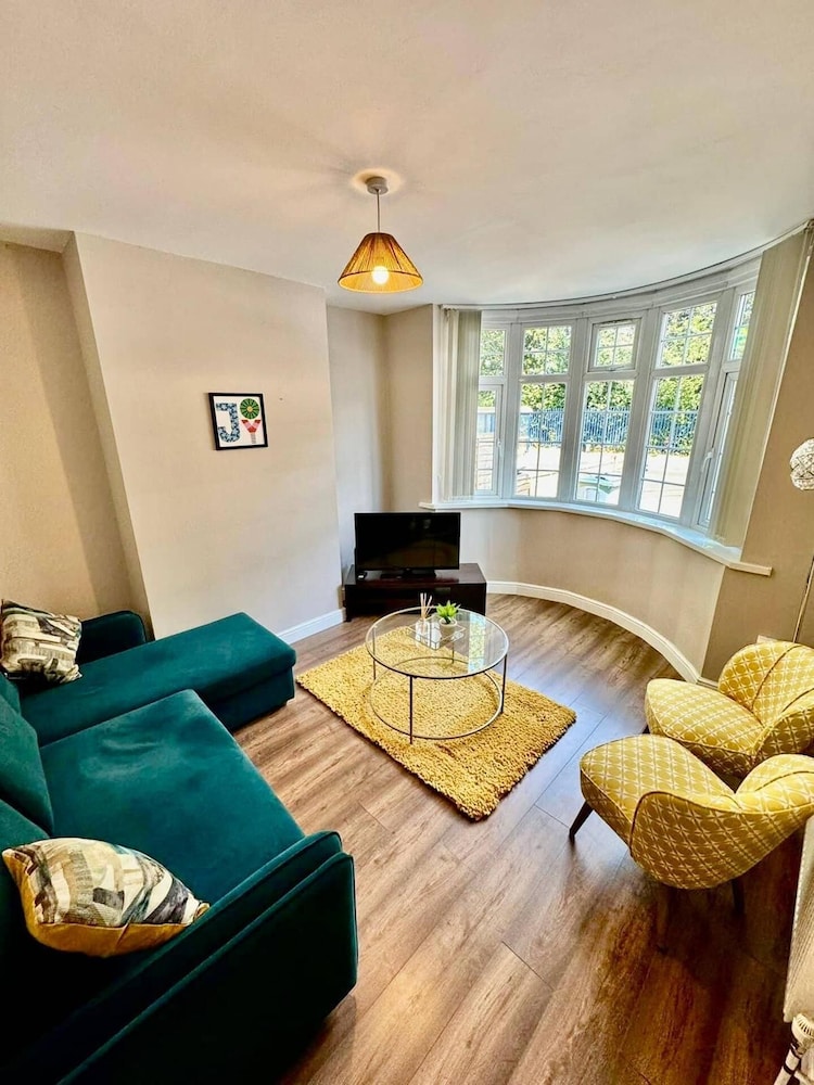 Cosy 3 Bed House In Birmingham With Free Parking 19761925 — Oldbury