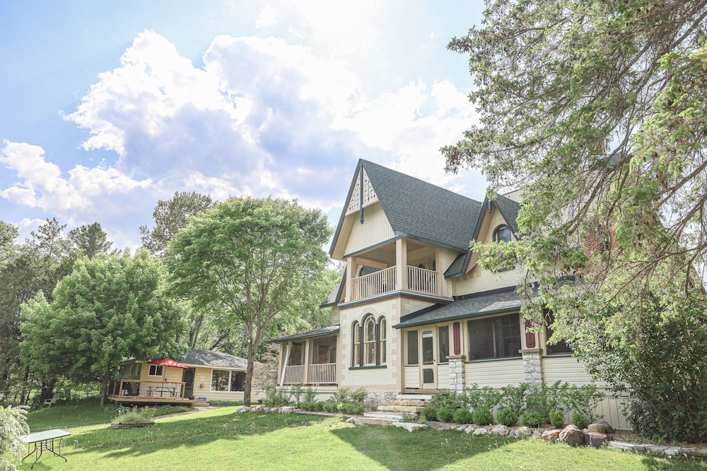 The Saucy Willow Inn And Cottages — Lindsay
