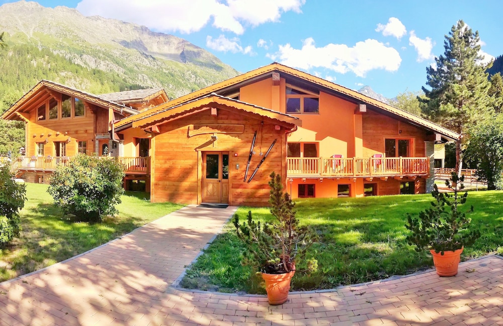 Chalet Alpina Hotel & Apartments - carbon neutral hotel in La Thuile