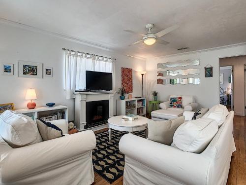 Fish Cottage NSB Sanctuary Pool Courtyard View Coronado Arms B11 — 4-Star Luxury Hotel in New Smyrna Beach, United States