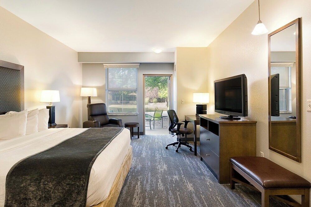 Clubhouse Hotel & Suites Pierre - photo 5