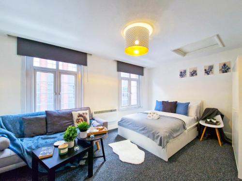 Spacious room with sofa - last minute hotel in London