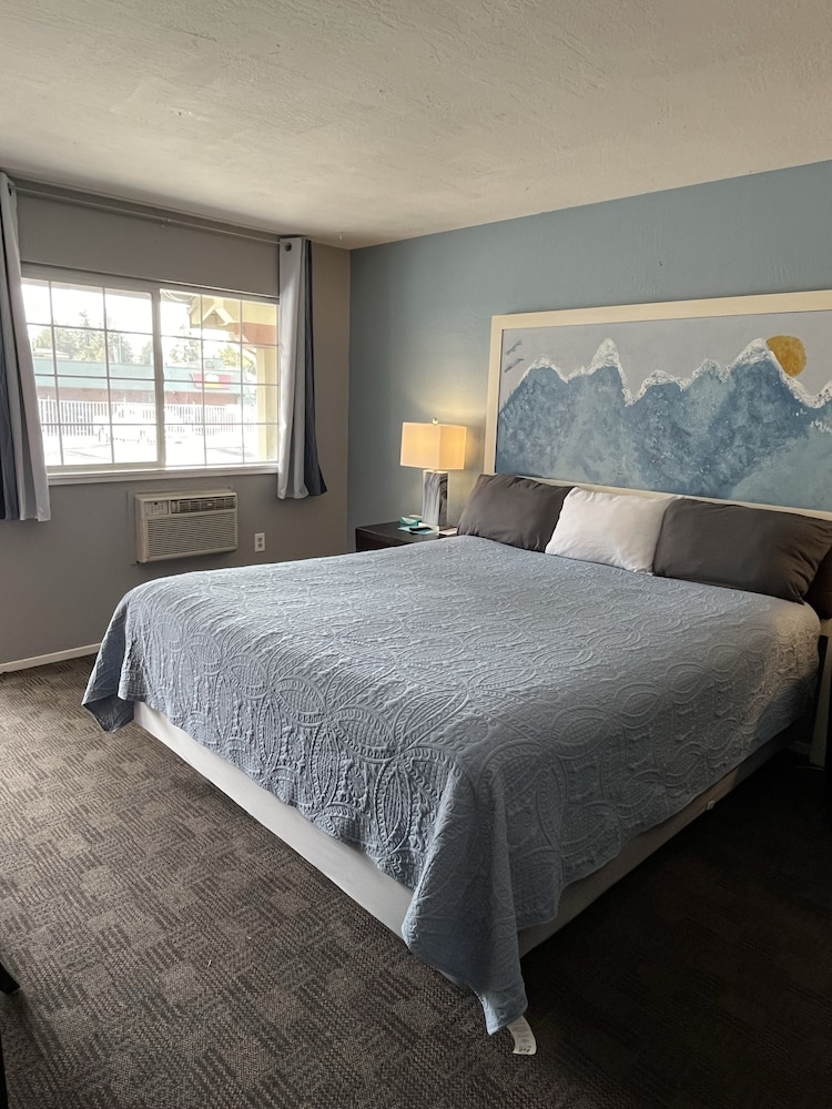 Bluebird Day Inn & Suites - photo 12