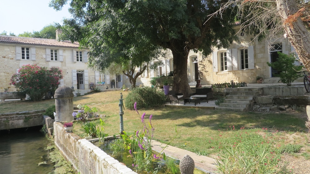 Jolysable - carbon neutral hotel in Pons