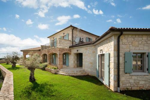 Rustic Villa Reichardia with a pool in Istria — 4-Star Luxury Hotel in Sveti Lovrec Pazenaticki, Croatia