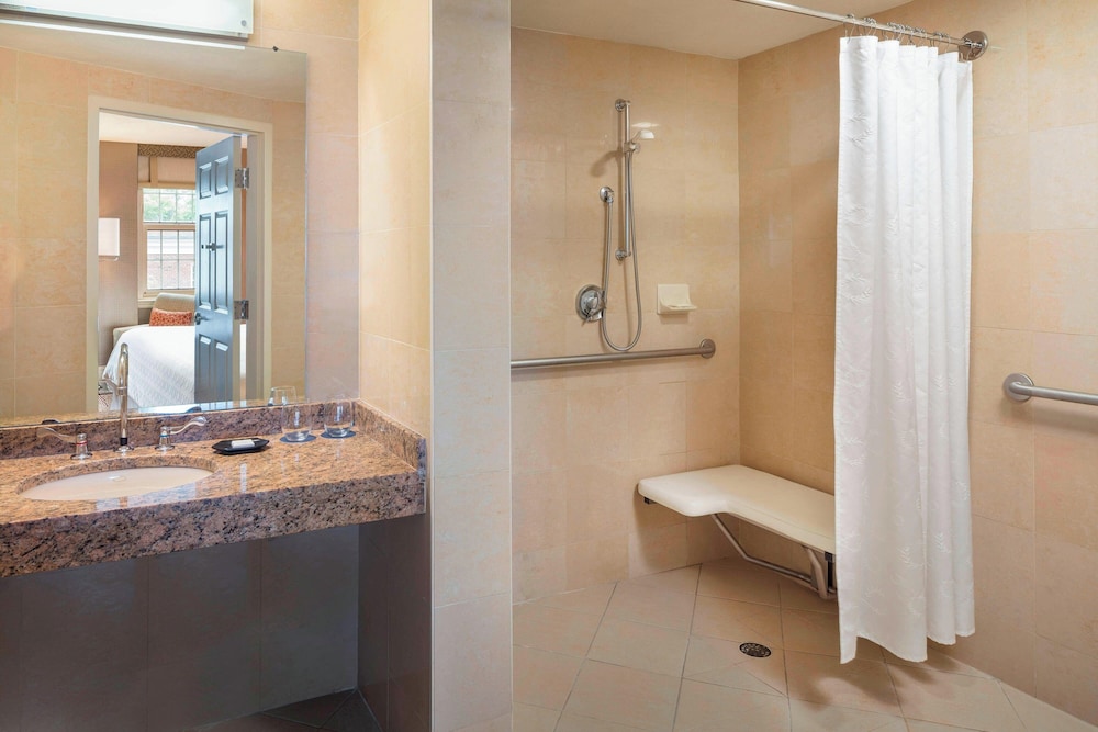 Sheraton Commander Hotel - photo 24