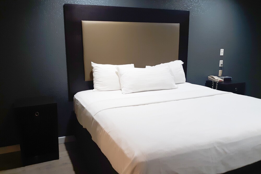 Woodridge Inn and Suites - photo 7