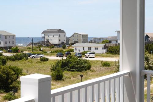 Porpoise Driven Life by Oak Island Accommodations - photo 2