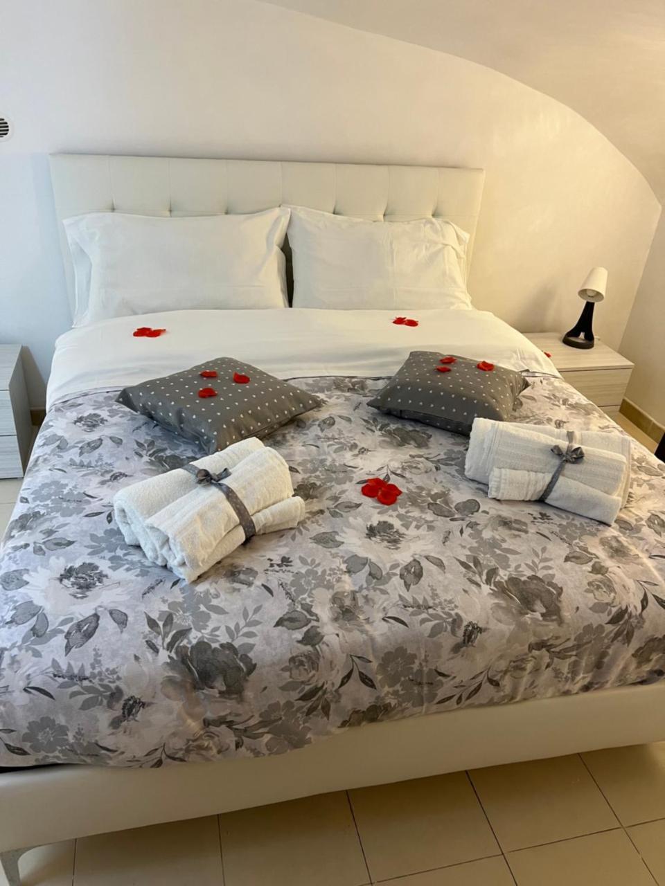 Petite Suite — 4-Star Luxury Hotel in Naples, Italy