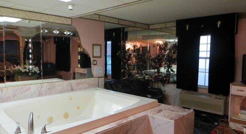 Hollywood Inn & Suites - photo 12