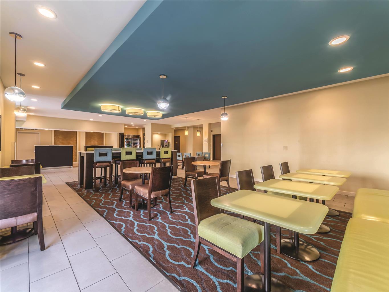 La Quinta Inn & Suites by Wyndham Collinsville St. Louis - photo 32