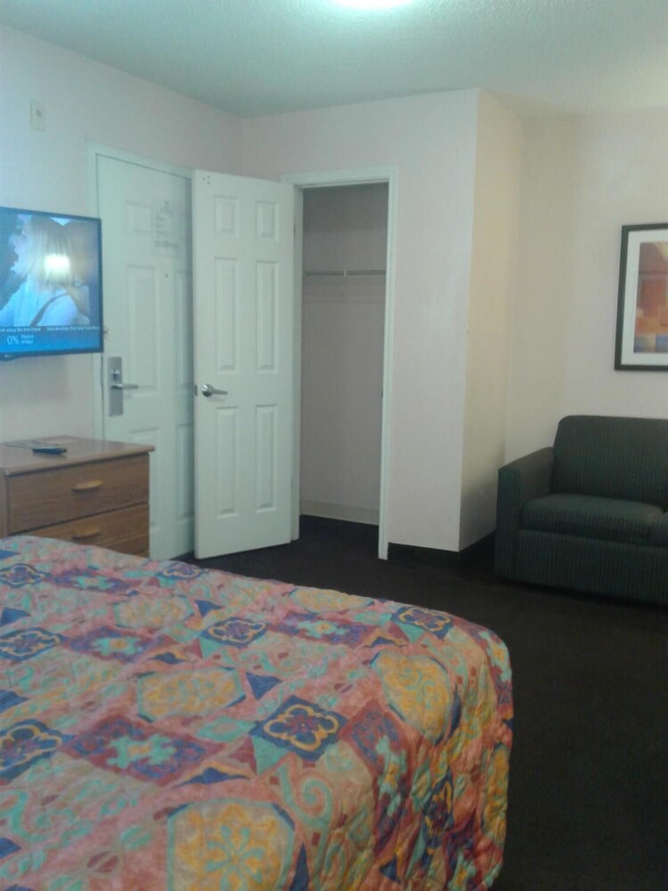 InTown Suites San Antonio East - photo 8