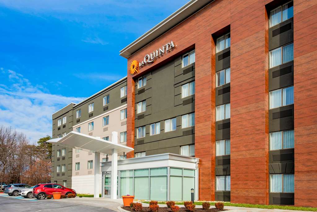 La Quinta Inn & Suites by Wyndham Baltimore BWI Airport - featured photo