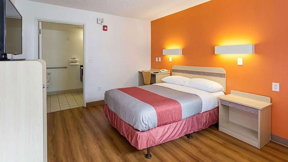 Magnuson Hotel Baton Rouge East - photo 8