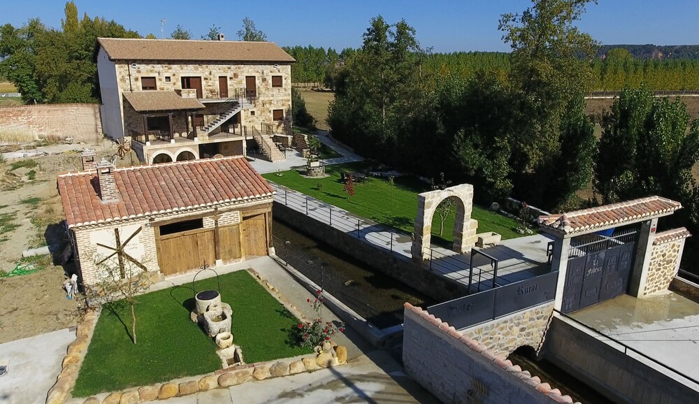 Apartamentos la Fabrica — 5-Star Luxury Hotel in Villaluenga De La Vega, Spain