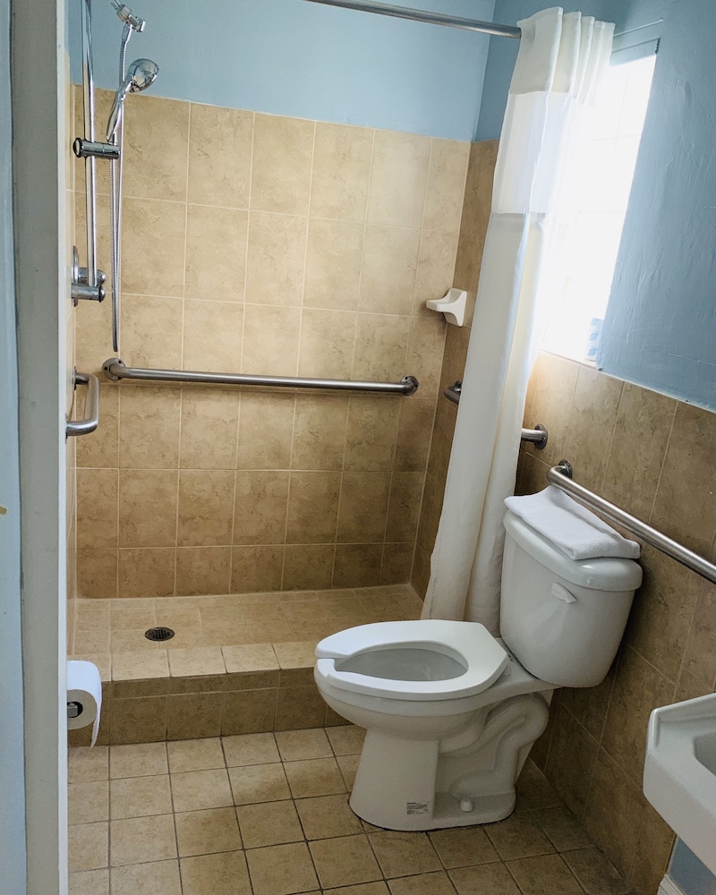 Deluxe Inn - photo 13