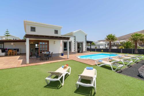 Villa Esterlicia — 4-Star Luxury Hotel in Playa Blanca, Spain