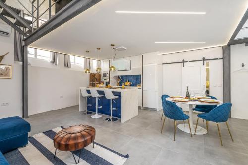 Host Wise Elegant Loft with Historic Charm & Terrace — hotel in Portel