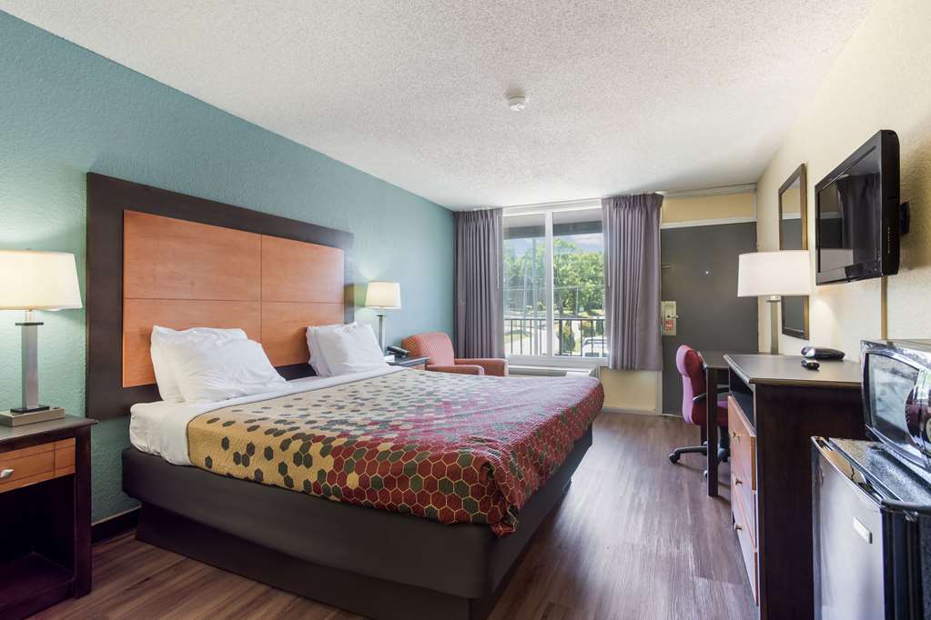 Econo Lodge Gallatin Metro Nashville - photo 14