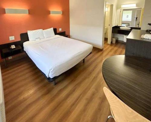 Studio 6 Suites Riverside CA South - photo 7
