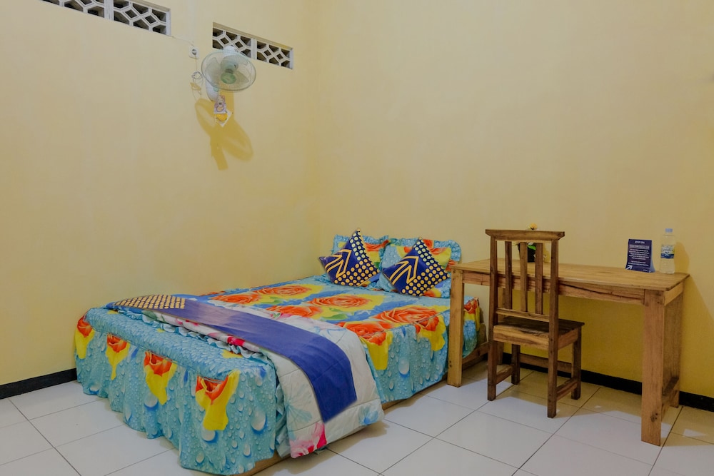 Spot On 1976 Hamana Beach Inn in Pacitan, Indonesia