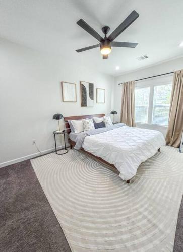The Pershing Pad is at a Central location 3BR Sleeps 10 — 4-Star Luxury Hotel in Houston, United States
