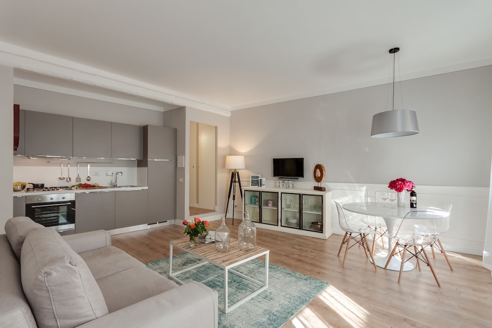 Cimatori Balcony — 4-Star Luxury Hotel in Florence, Italy
