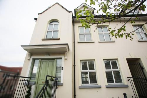Luxury Townhouse: L Derry City BT48 7JX — 4-Star Luxury Hotel in Londonderry County Borough, United Kingdom