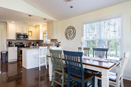 Southern Charm by Oak Island Accommodations - photo 4