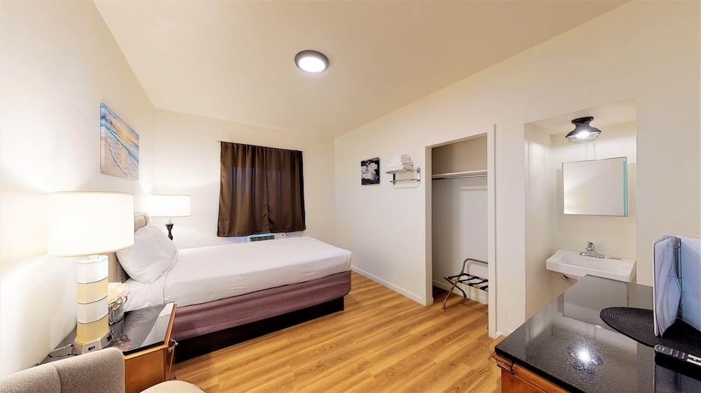 Anchor Pointe Inn - photo 17