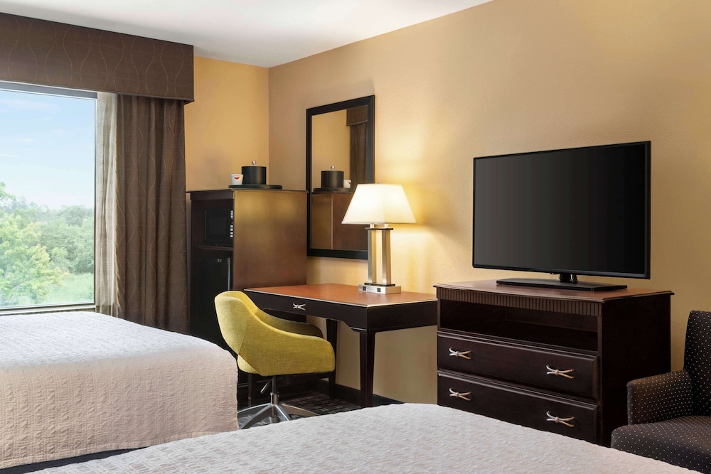 Hampton Inn and Suites Pine Bluff - photo 6