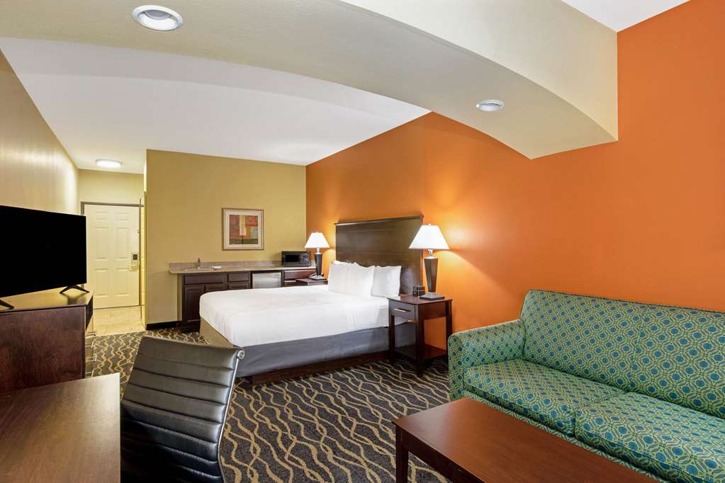 La Quinta Inn & Suites by Wyndham Tulsa Airpt Expo Square - photo 48
