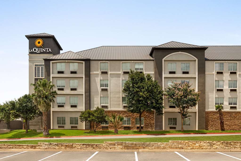 La Quinta Inn & Suites by Wyndham San Antonio N Stone Oak - photo 2